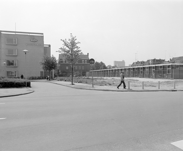 882511 Gezicht op de hoek van de Oudenoord en de Herenweg (voorgrond) te Utrecht, waar in 1977 de St.-Monicakerk gesloopt is.